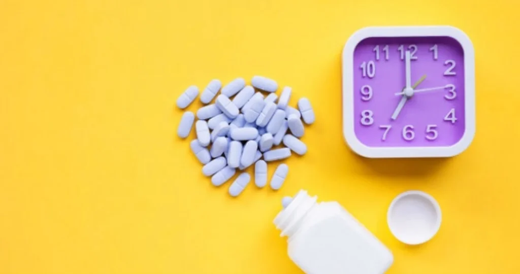 Clock With Medical Blue Pills Yellow 51524 4388 640×400 2